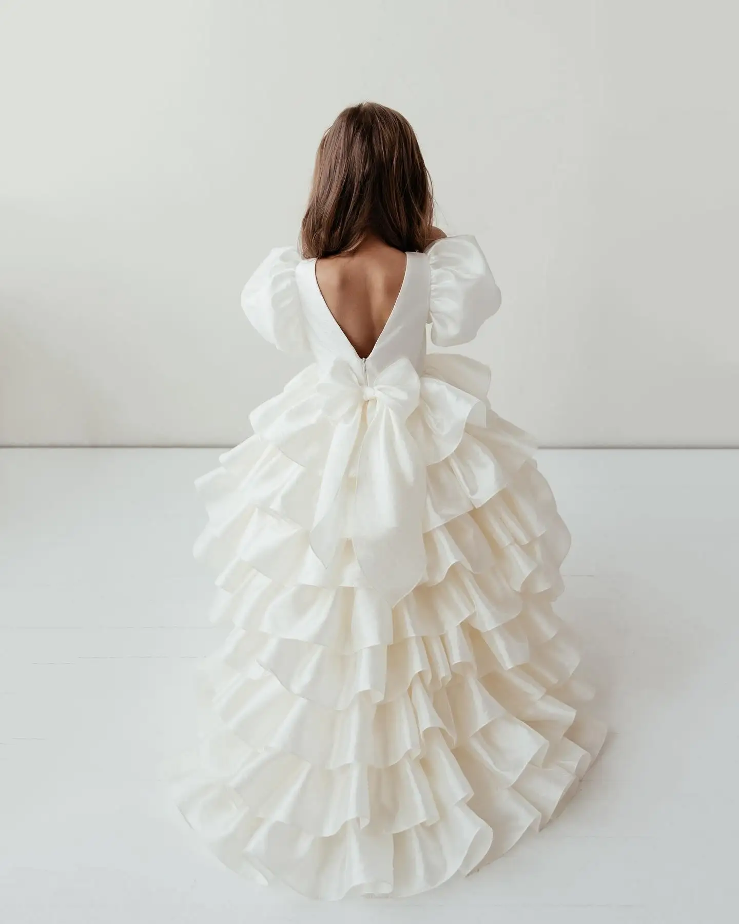 

Ivory Flower Girl Dresses for Wedding Party Tiered Ruffles Short Puffy Sleeves First Communion Ball Gown Chrismas Birthday Dress