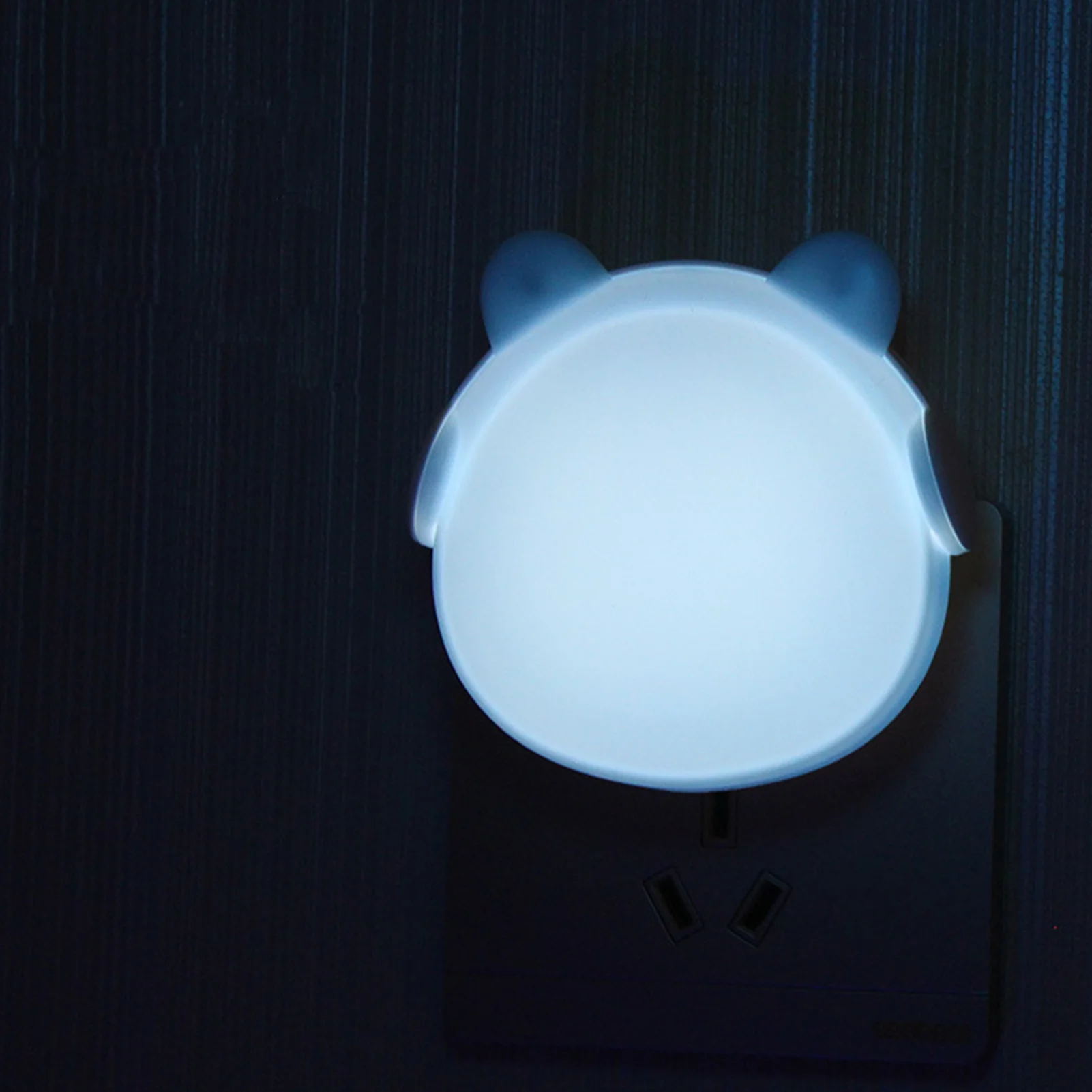 Automatic LED Night Lights Convenient to Use Nighttime Safety Light Suitable for Nursery Kids Room