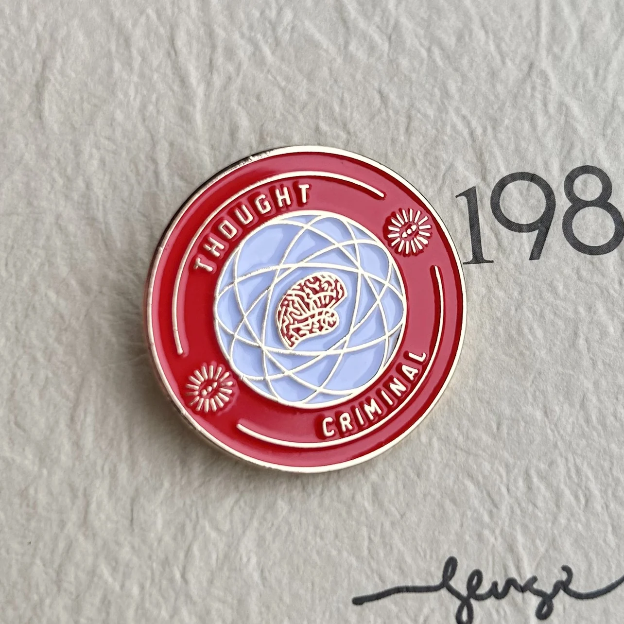 بروش مستوحى من الرواية لعام 1984 - اقتباسات شهيرة متينة، شارة معدنية للأدب العصري، إكسسوار ملابس كلاسيكي