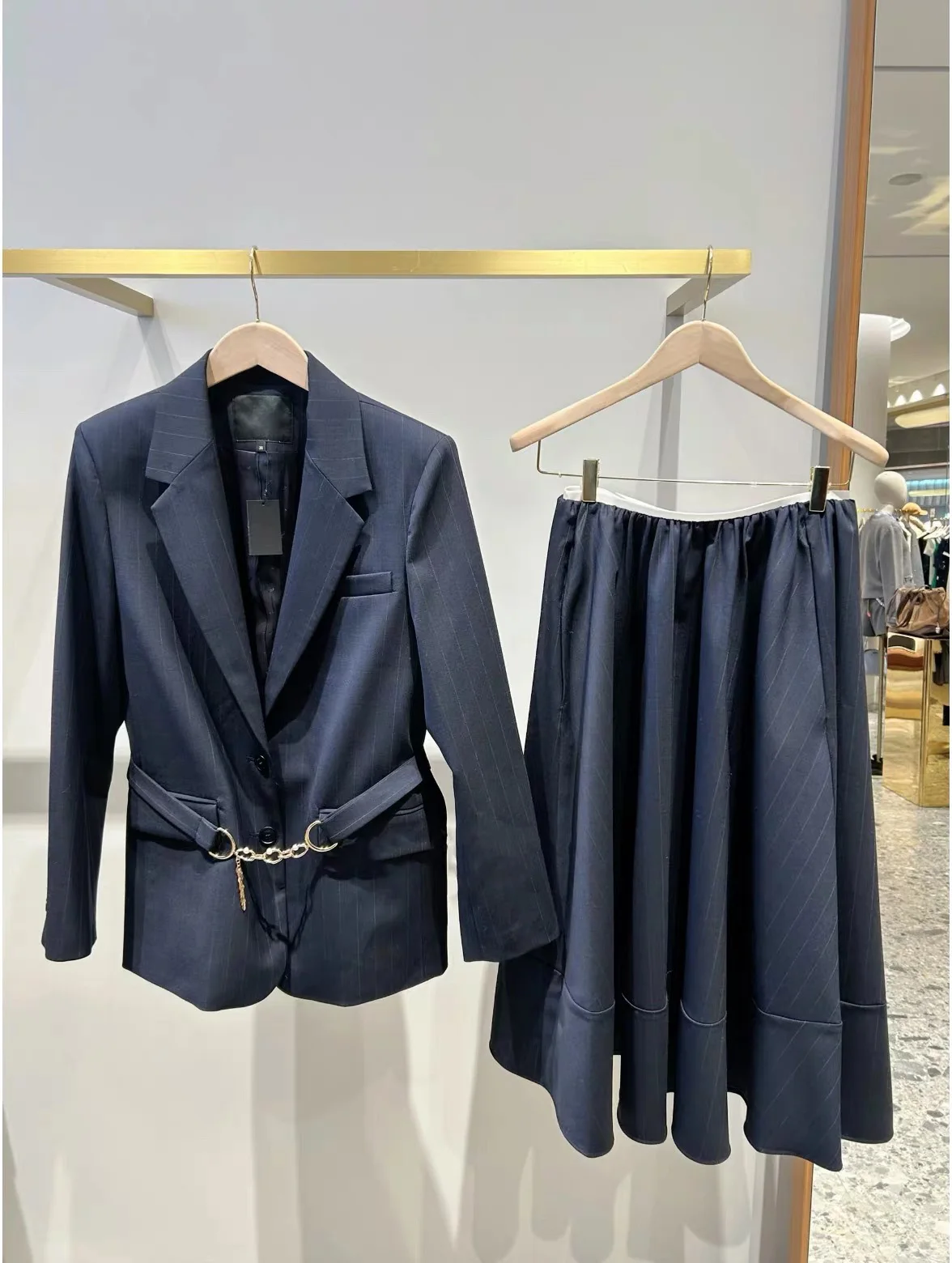 

M Home Early Spring 2026 Commuter Sle Single Button Waistcoat Suit Skirt Set Vertical Stripes Design Seven Part Pants
