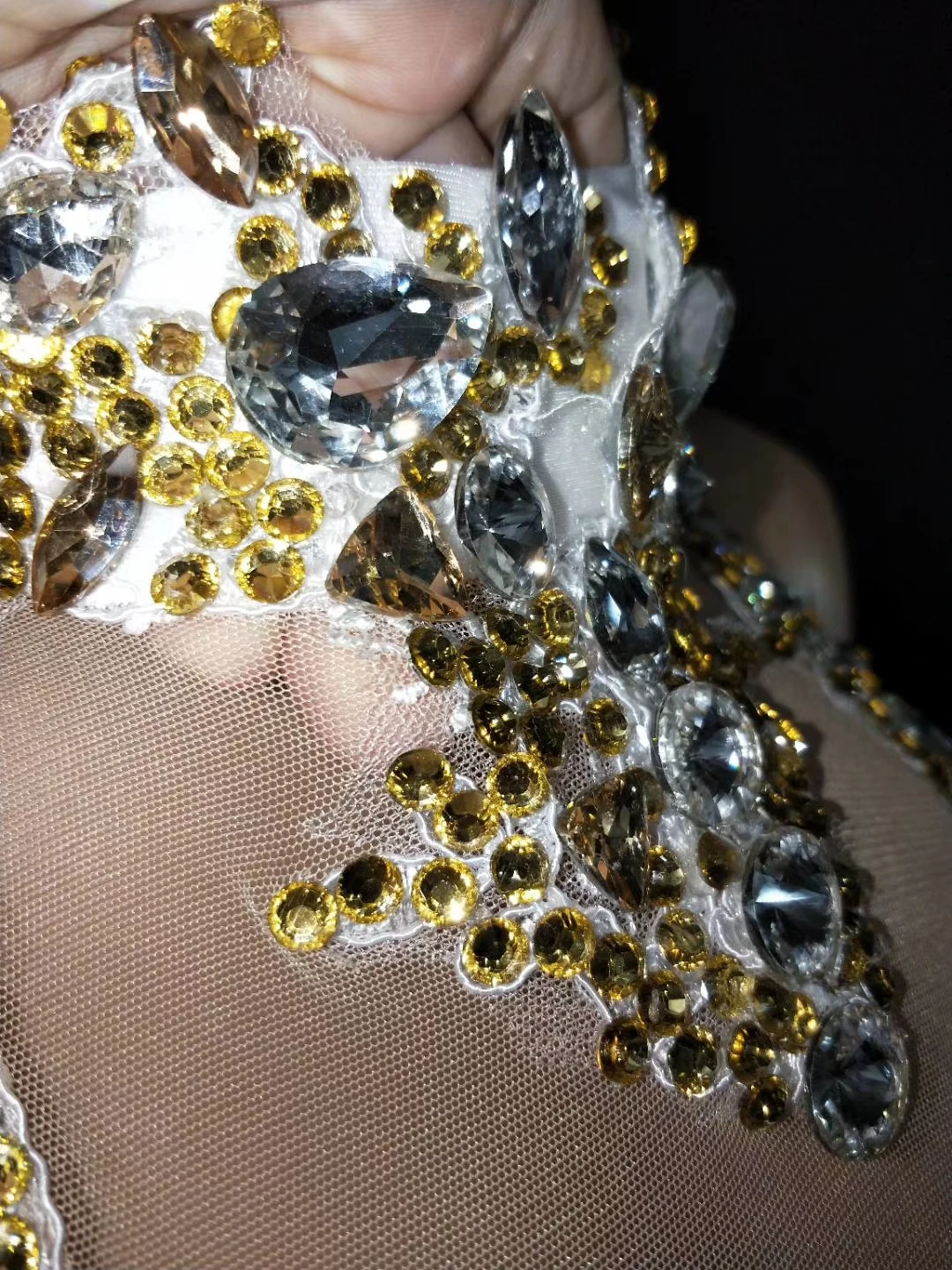 Croiala mulată a rochiei mini bodycon cu gât halter, evidențiind silueta pentru o apariție spectaculoasă