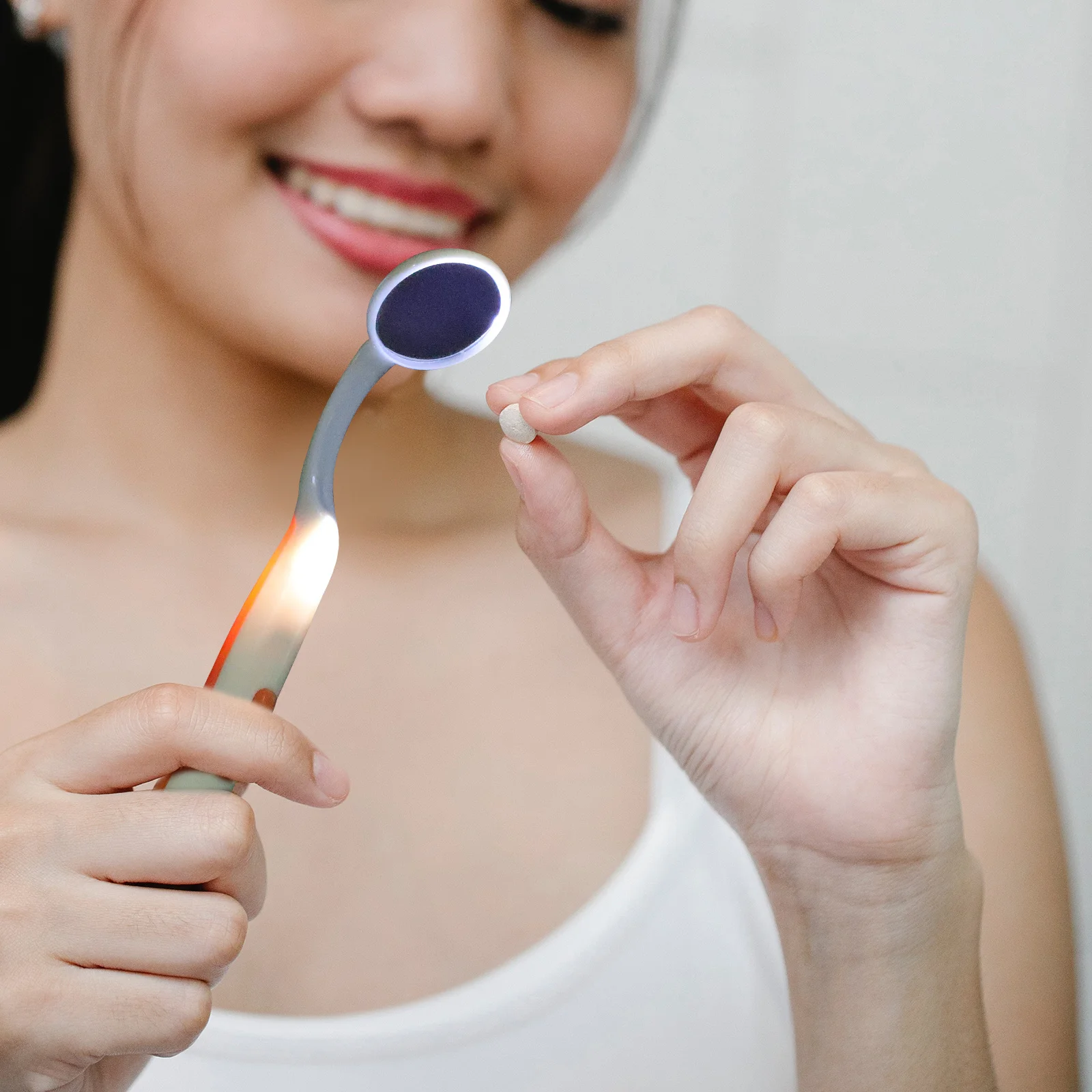 

2Pcs LED Oral Mirror for Dental Use Bright Mouth Speculum with Angled View Plastic Stomatoscope for Dentists and Home Tooth