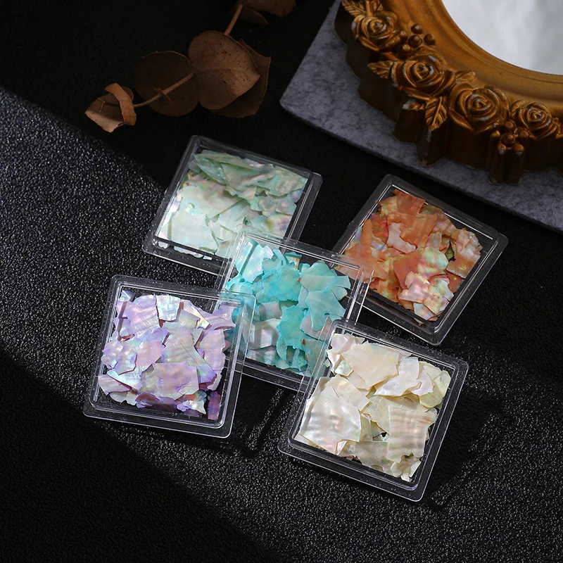 Elementy do zdobienia paznokci z muszli, akcesoria do zdobienia paznokci w stylu japońskim z muszli, elementy z muszli abalonu, fragmenty paznokci, nieregularne kształty.