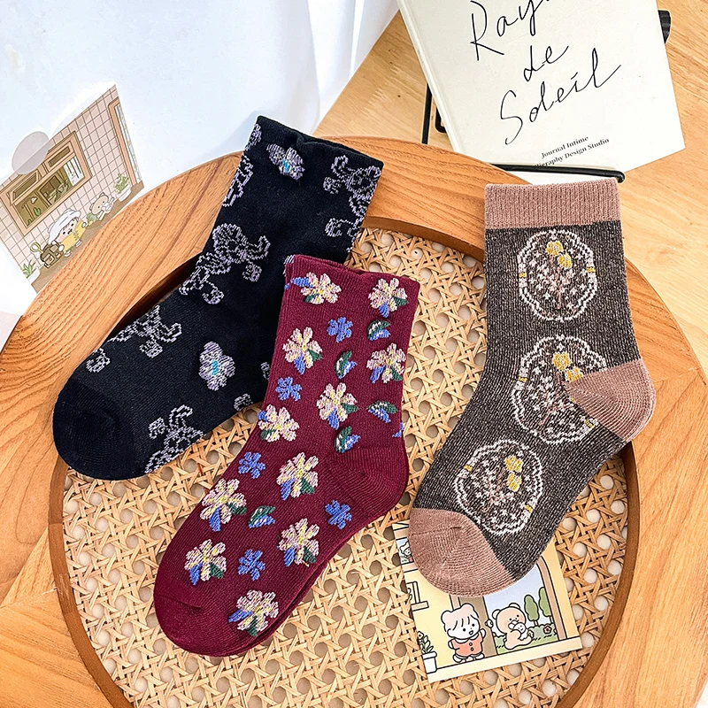 

Three pairs of girls' spring and autumn Korean style versatile soft and comfortable retro floral short socks