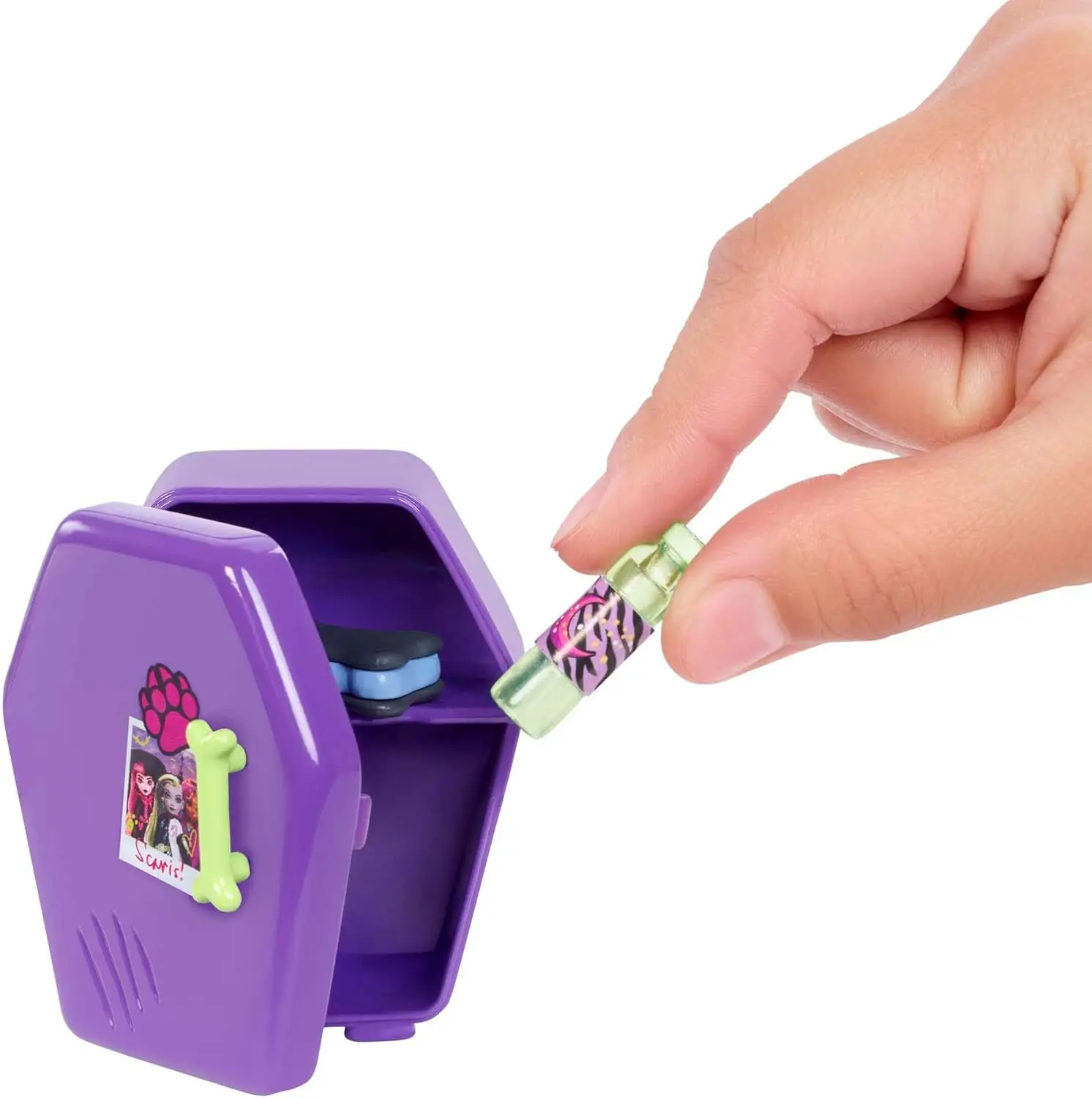 غرفة نوم Clawdeen Wolf مع أثاث بيت الدمية وإكسسوارات الألعاب مثل ديكور ووجبات خفيفة مخيفة، ورقة لاصقة