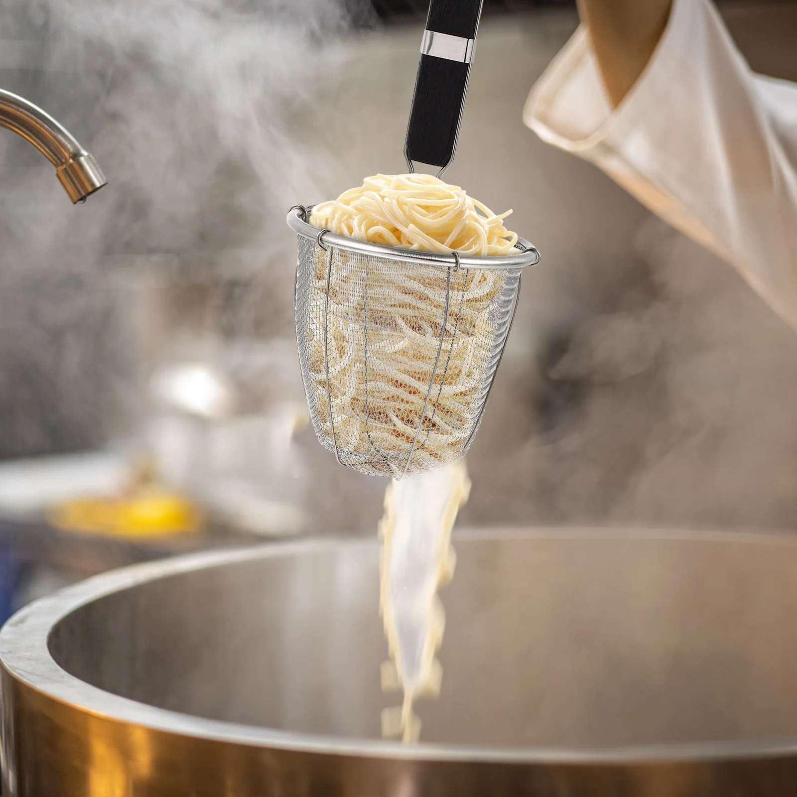 

1 Piece Noodle Sifting Basket Long Handle Non-Stick Safe Handheld Sifter for Boiling Pasta Vegetables Fries Cooking