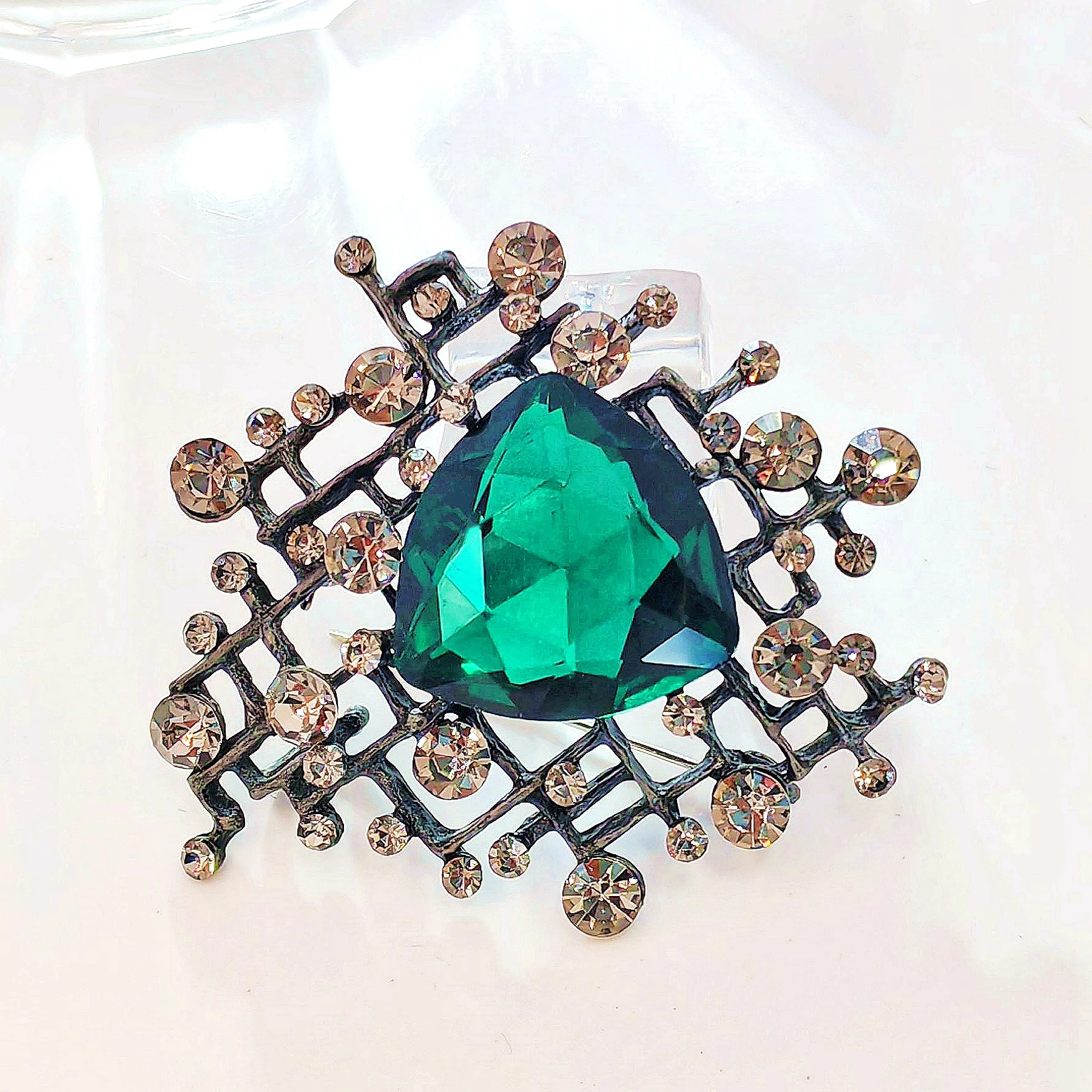 Designer Fashion Woven and Green Heart Stone Brooch Pin Art Deco Jewet Wedding Jewelry