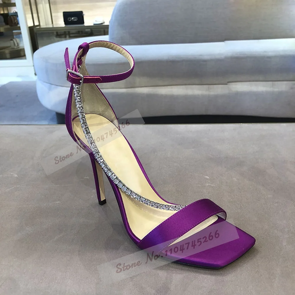 

Фиолетовые атласные босоножки на высоком каблуке с квадратным носком, блестящие серебряные модельные туфли с цепочкой и кристаллами, туфли-лодочки на шпильке с пряжкой и ремешком