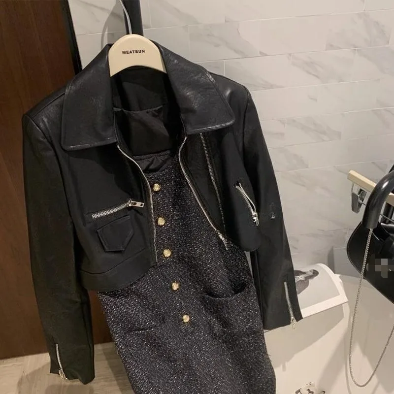 เสื้อแจ็คเก็ตแฟชั่นใหม่ หนัง PU ล้างสีดำ แต่งแผ่นรองไหล่ ทรงเข้ารูป ปกสั้น ซิปคู่ แขนยาว มีกระเป๋า เสื้อแจ็คเก็ตผู้หญิง