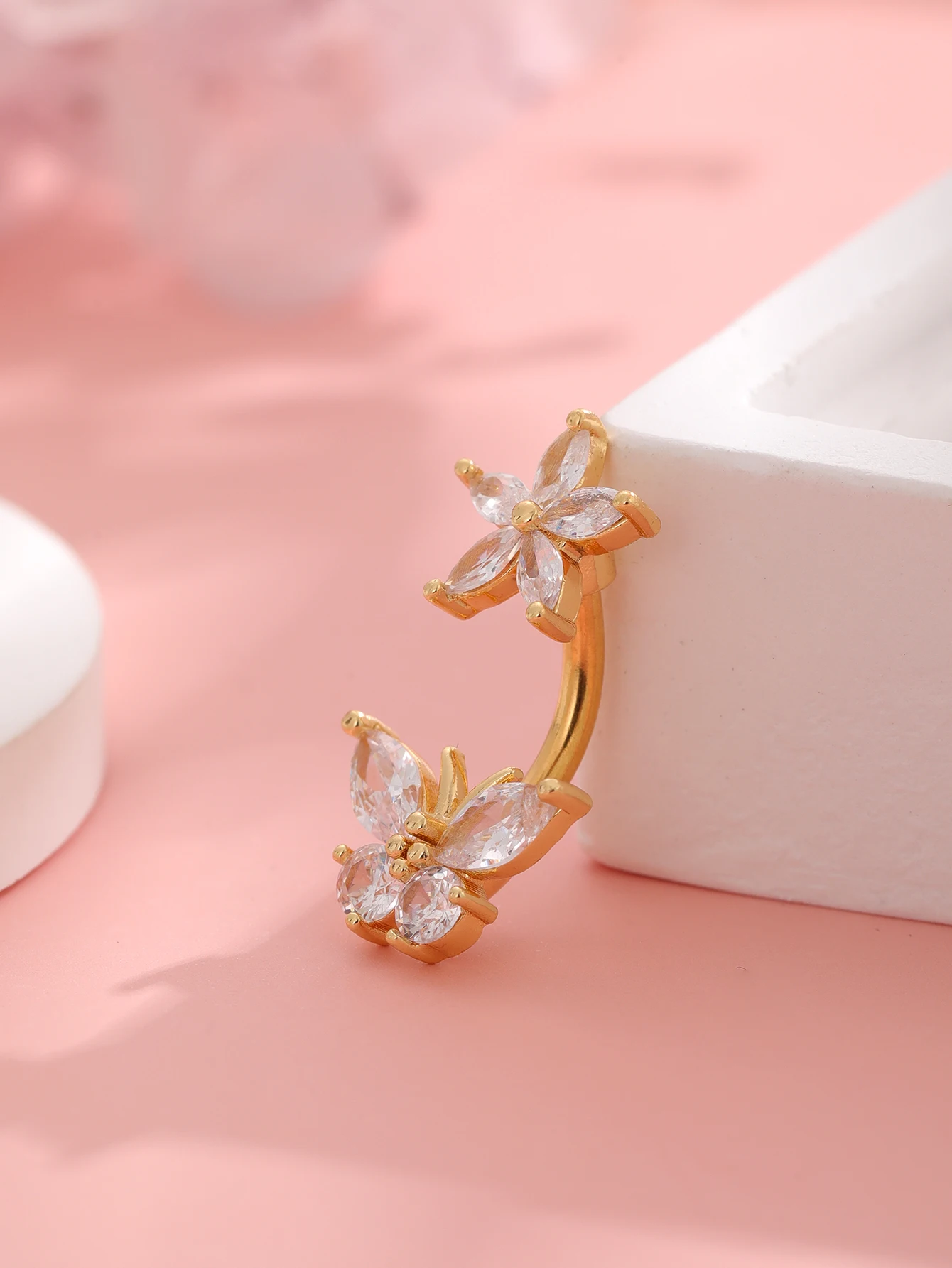 1 Stück Goldfarbener Kristall-CZ-Bauchnabelpiercing Schmetterling Biene Edelstahl Gebogener Bauchnabelring 14G Hängender Bauchnabelpiercing-Ring – Detail 11