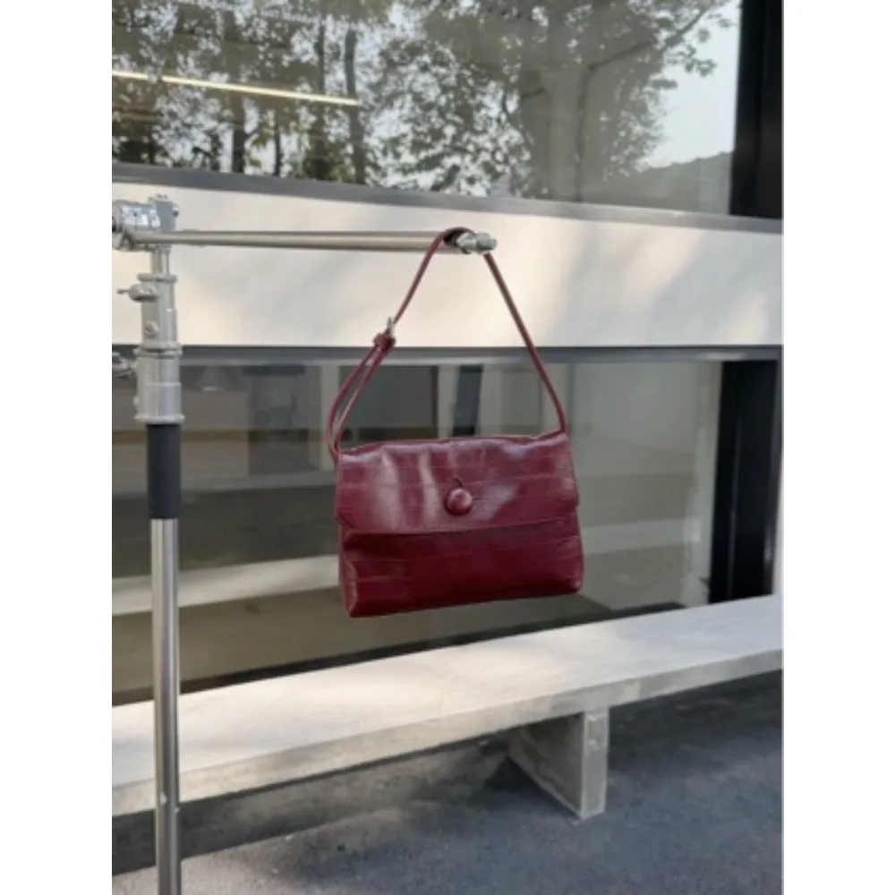 

Ручная маленькая квадратная модная пуговица с красным верхом из воловьей кожи, универсальная повседневная изысканная высококачественная нишевая сумка через плечо