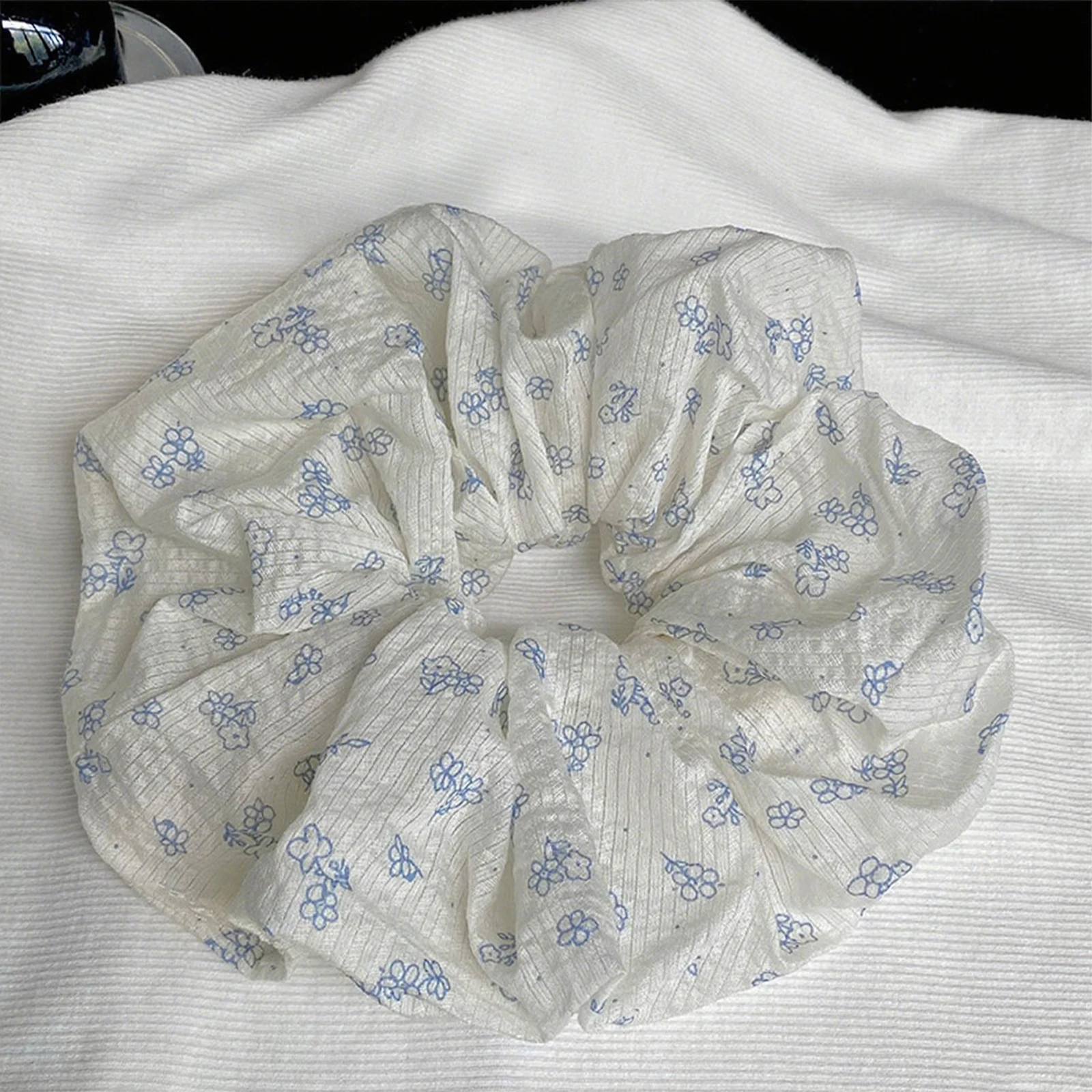 Sanfte und coole blaue kleine Blume Dickdarm Scrunchie Retro frische kleine florale Damen Haarschmuck