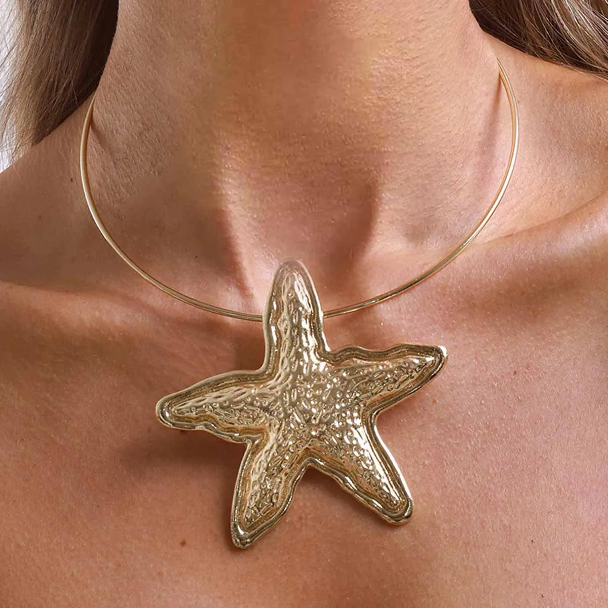 Sleek Gold Metal Collar Neckband Concave Textured Sea Star Pendant Vintage Resort Style Statement Evening Necklace