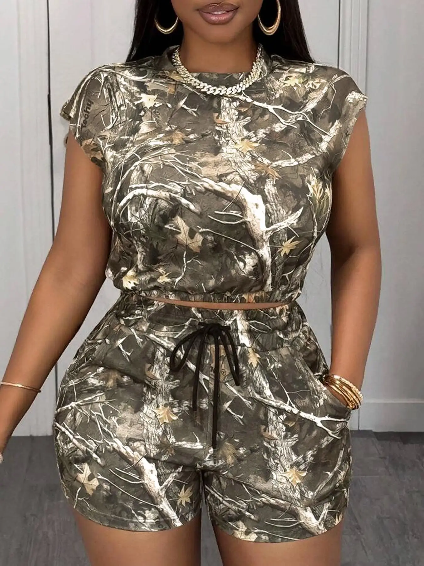 Plus size two-piece full-body printed short-sleeved T-shirt and shorts, casual T-shirt and shorts, comfortable and casual for go