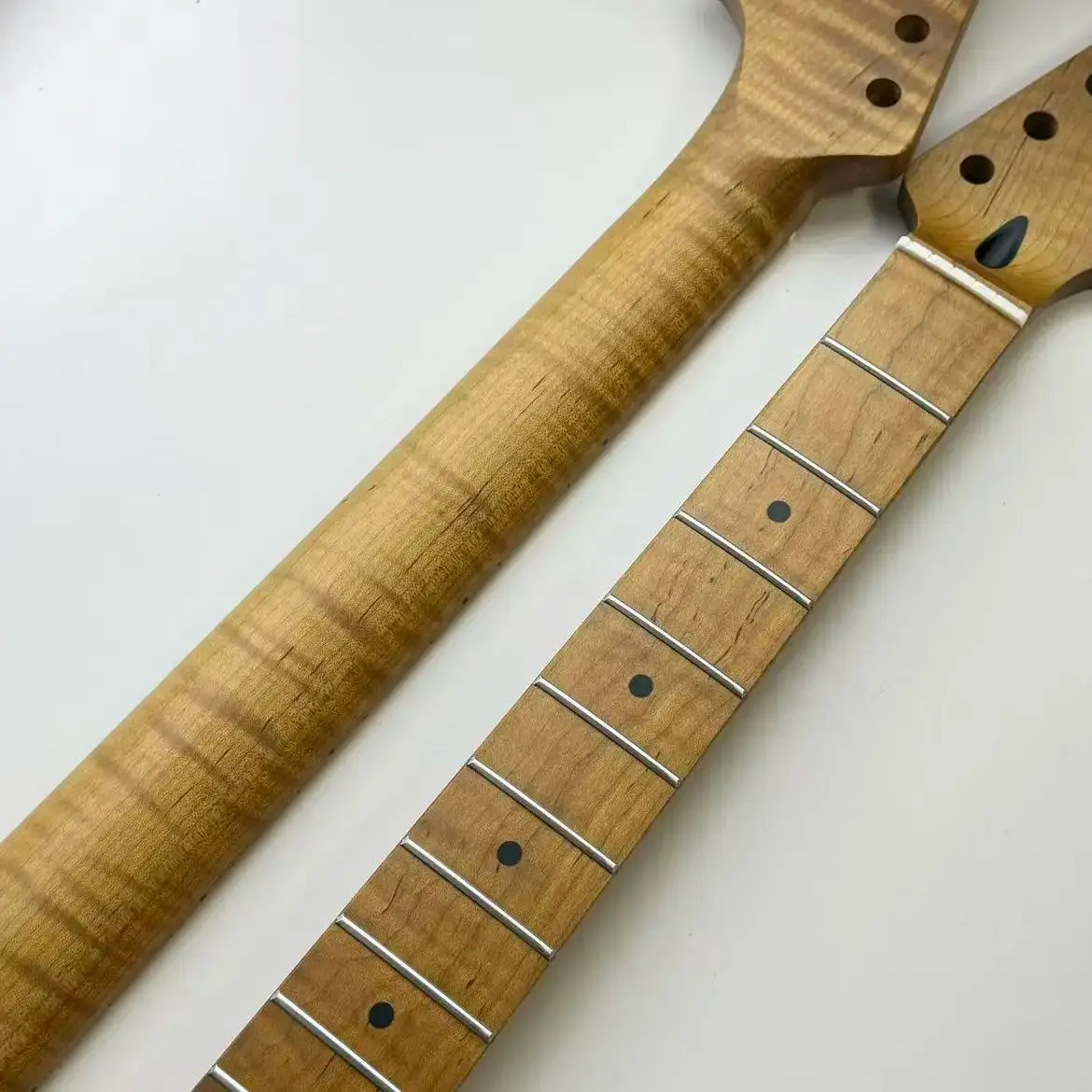 mastil-st-de-arce-flameado-headstock-grande-de-22-trastes-parte-de-ajuste-de-barra-de-tension-de-doble-accion-en-el-headstock