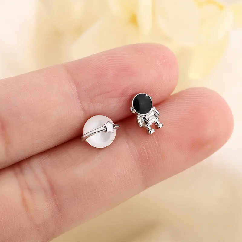 New Cute Asymmetric Space Astronaut Planet Opal Stud Earrings for Women Silver Color Lovely Simple Ear Piercing Party Jewelry