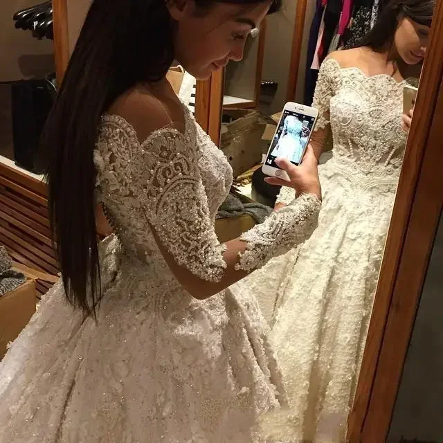 Nuovi abiti da sposa personalizzati da ballo principessa a maniche lunghe con spalle scoperte Abiti da sposa in pizzo di lusso con perline di cristalli