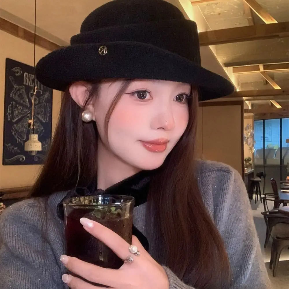 النمط البريطاني هيبورن نمط قبعة مسطحة الصوفية واسعة حافة سوداء قبعة بيضاء التصوير الديكور النساء الجاز قبعة السيدات