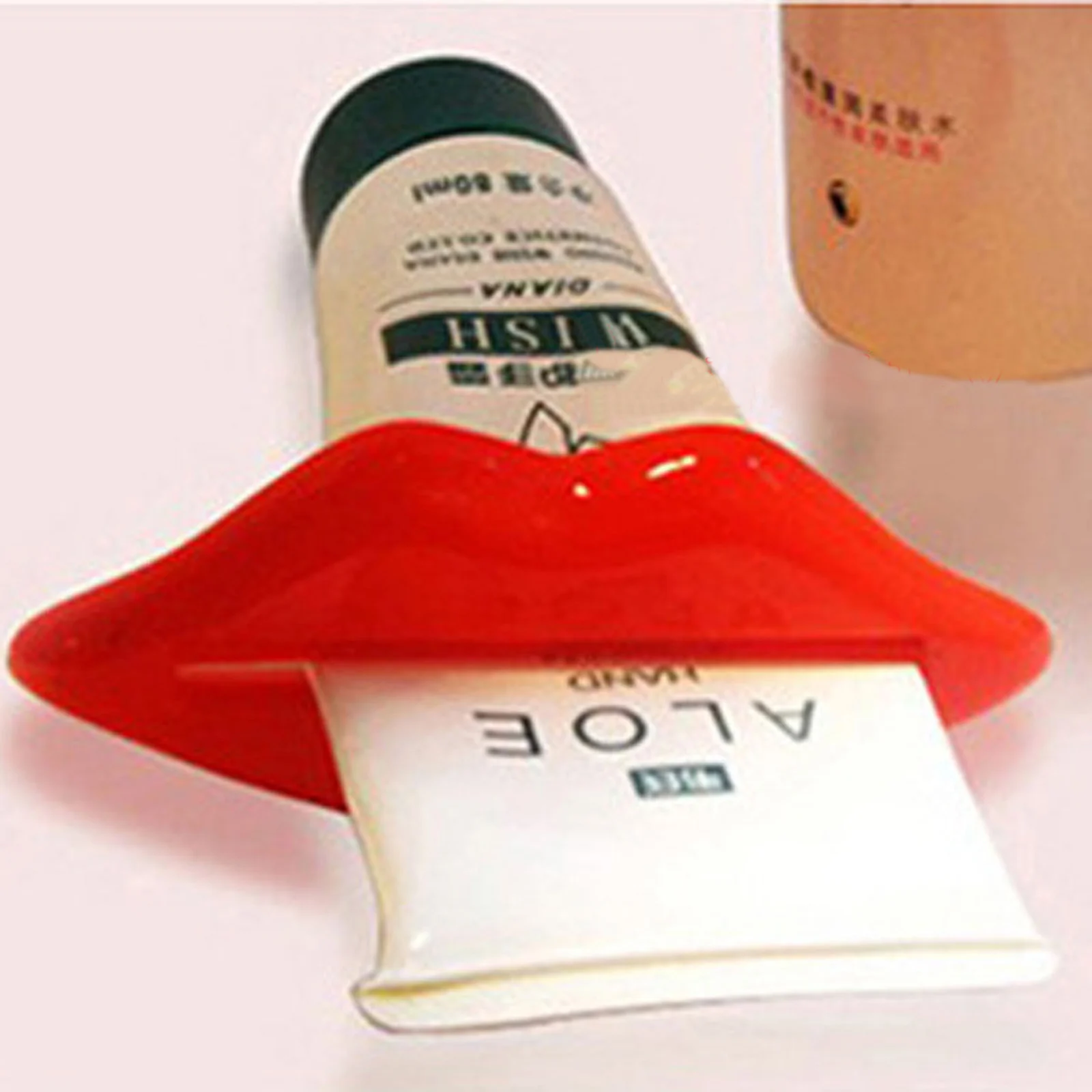 New Fun Lips Plastic Tooth Paste Dispenser Holder Rolling Tube Squeezer Toothpaste Bathroom Accessory Supplies Random Color