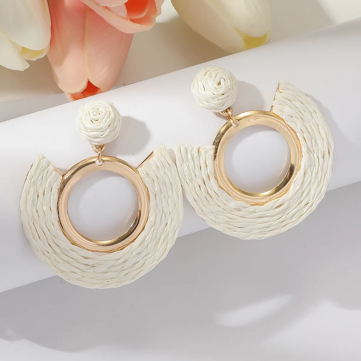 Pendientes de aro circulares de estilo bohemio Diseño de rafia tejido a mano simple pero distintivo Perfecto para el uso diario de las mujeres