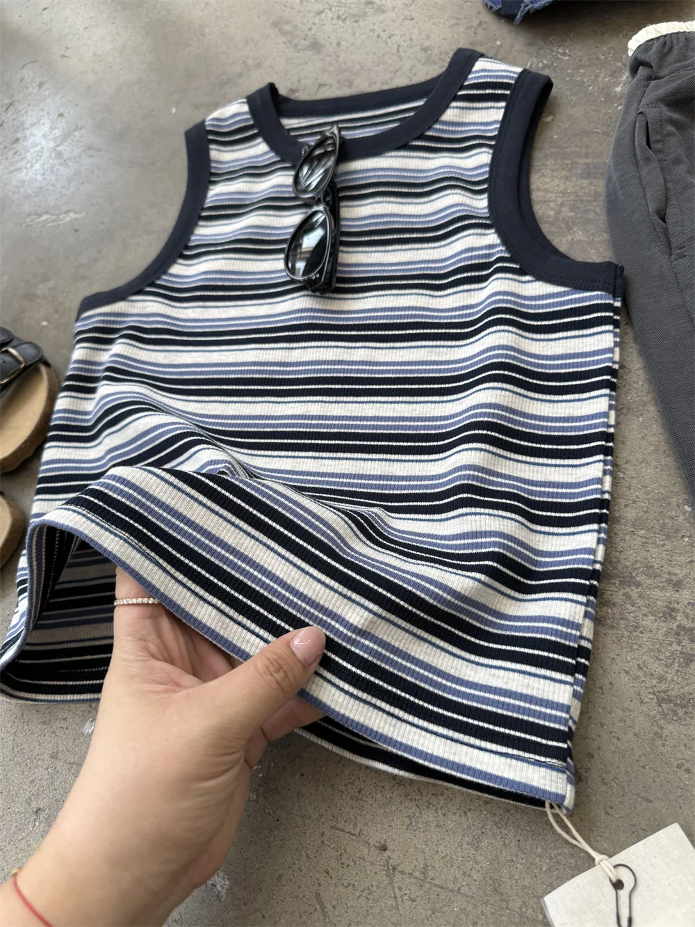 ملابس الأطفال سترة مطاطية مخططة غير رسمية على الموضة باللون الأزرق لصيف 2025 للأولاد والبنات على الطراز الأمريكي بلوزة مريحة بدون أكمام