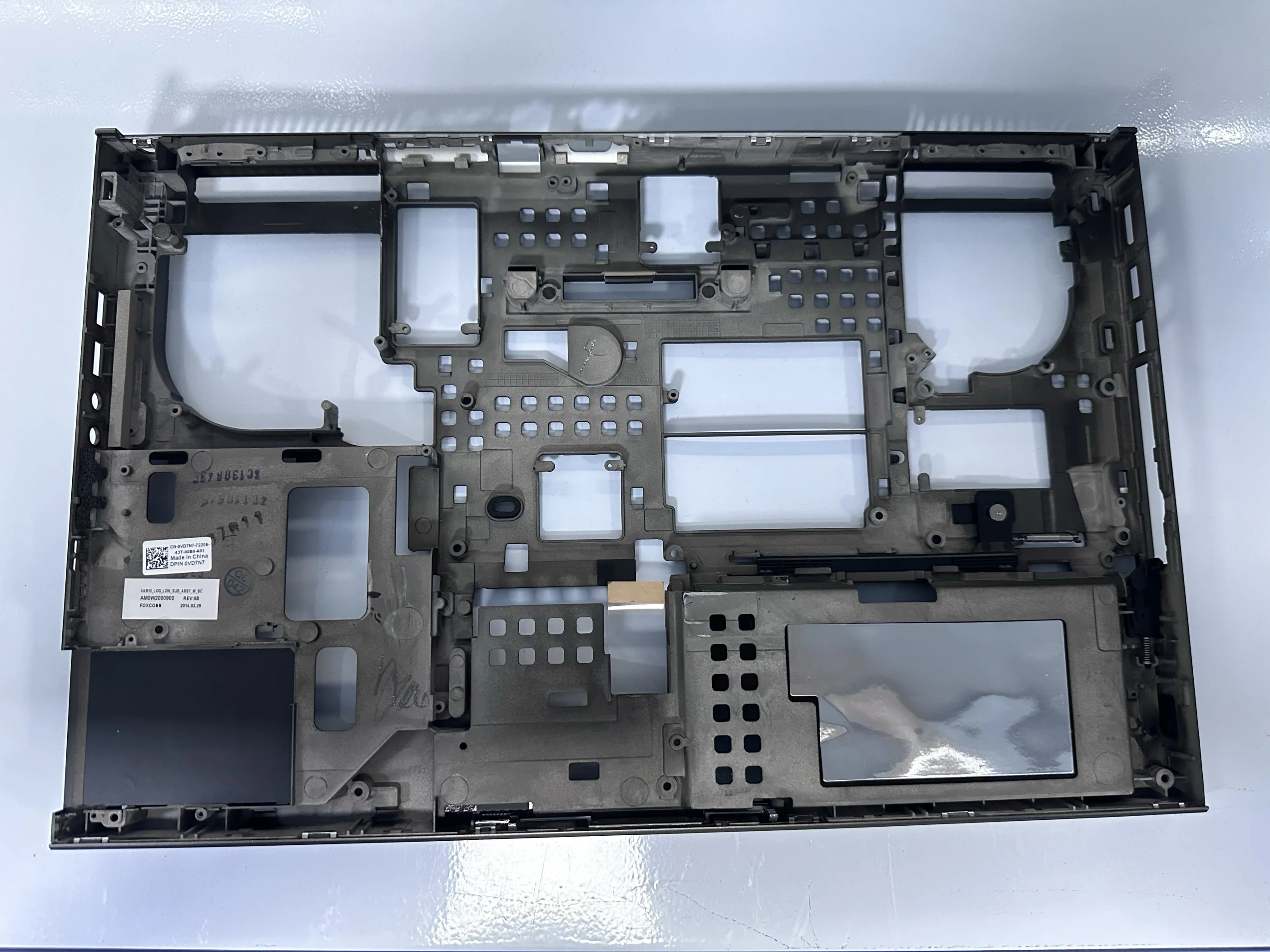 

Для DELL M6800 6800 D: нижняя крышка корпуса, встроенный каркас 0VD7N7