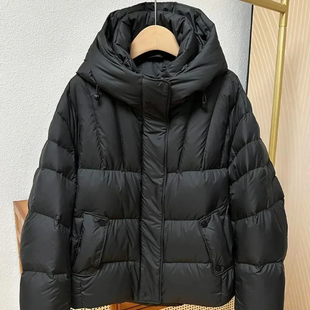 سترة جديدة لخريف وشتاء 2025 خفيفة للغاية ودافئة بقلنسوة منتفخة للخبز سترة نسائية عصرية سترات فضفاضة بيضاء مبطنة معطف من الريش