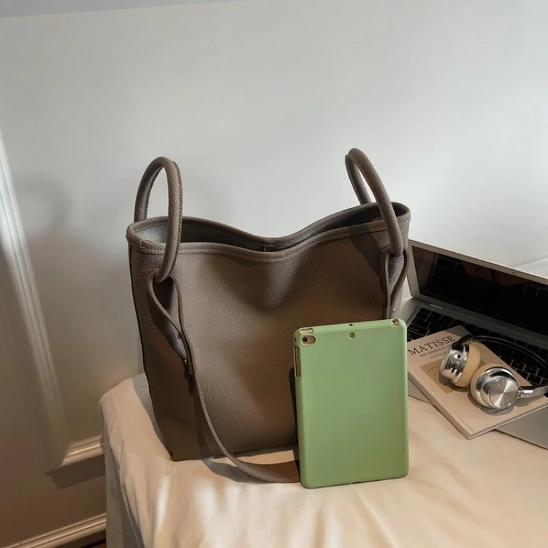 حقيبة كروس نسائية راقية مصنوعة من جلد الخراف تتميز بجلد كوستاريكا الأنيق وخفيف الوزن