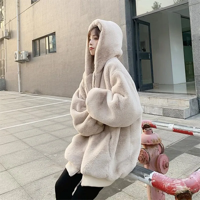 2024 giacca di peluche donna inverno cappotto di pelliccia di coniglio finto di media lunghezza Oversize sciolto pelliccia sintetica spessa calda giacca soffice da donna con cappuccio