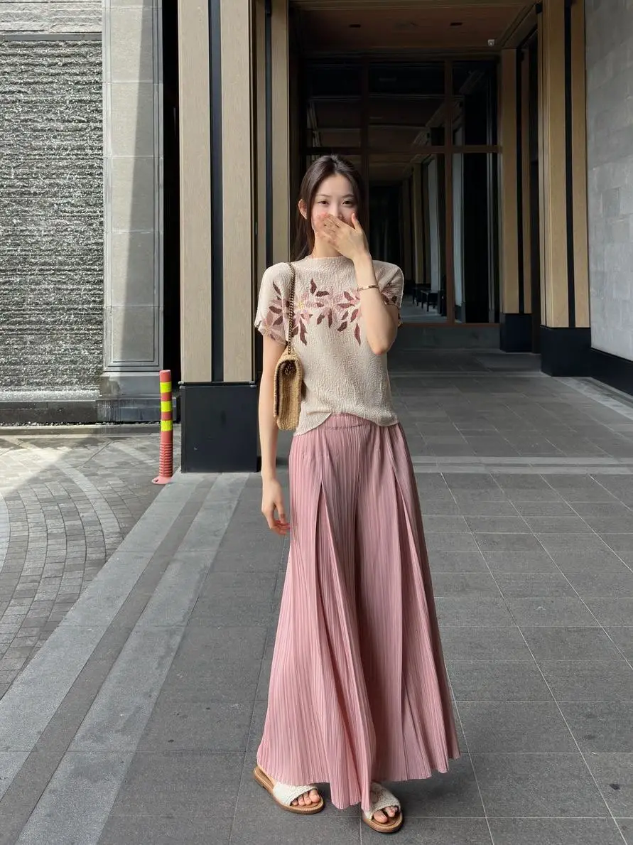 

Casual Pleated Short Sleeve T-Shirt Loose Fit round Neck Slimming Design Summer Top for Women Floral Print Polyester Fiber
