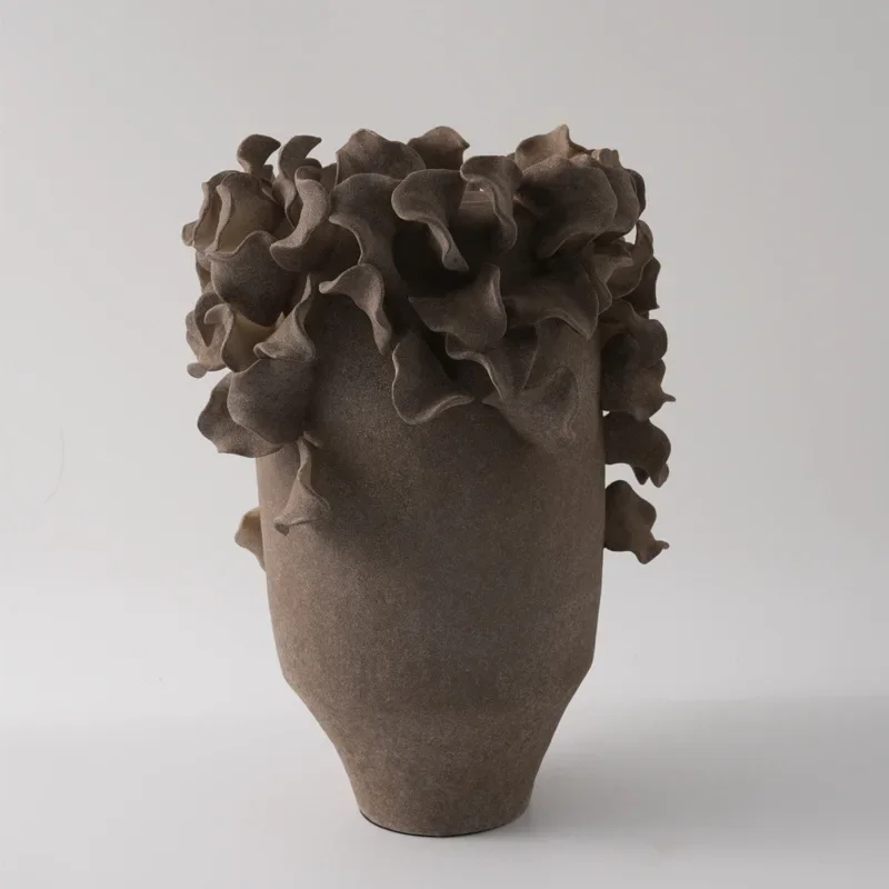 Moderne handstrukturierte Keramikvase von Wabi-Sabi