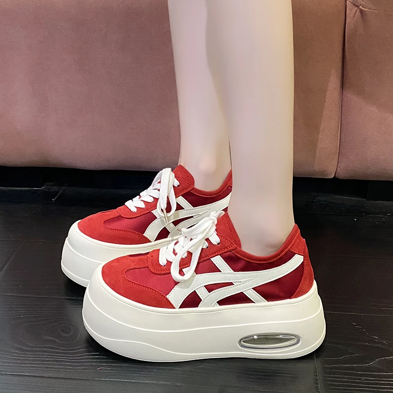 شانغ شي نعل سميك الارتفاع زيادة أحذية مجلس المرأة 2025 ربيع جديد أحذية رياضية غير رسمية متعددة الاستخدامات أحذية الخبز النسائية