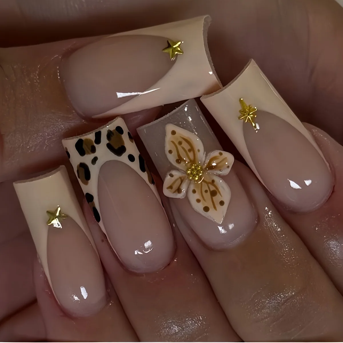 24 Peças de Unhas Postiças de Comprimento Médio com Ponta Quadrada, Estampa de Leopardo, Estilo Francês, com Flores 3D e Estrelas, Destacáveis, Cobertura Total