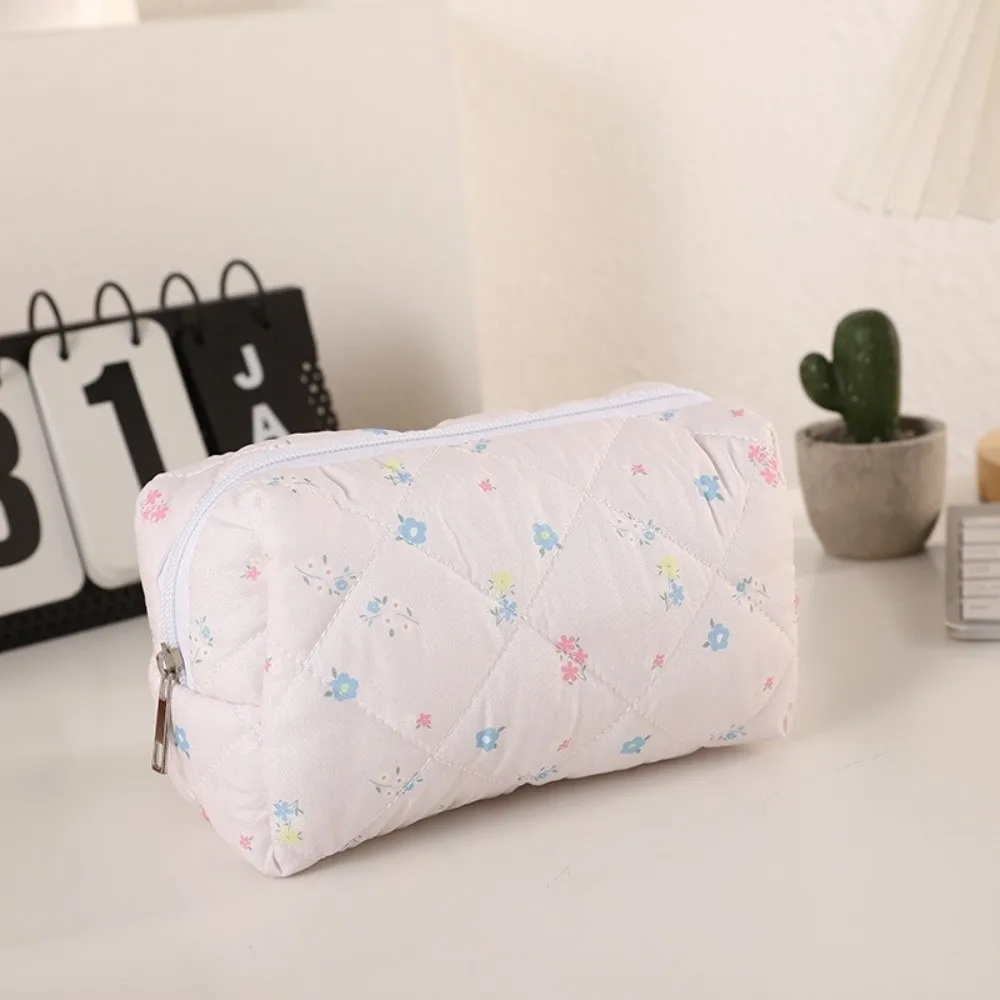 Durable Soft Cotton Makeup Bag Quilted Floral Print Large Capacity Toiletry Bag Floral Storage Bag Home & Travel