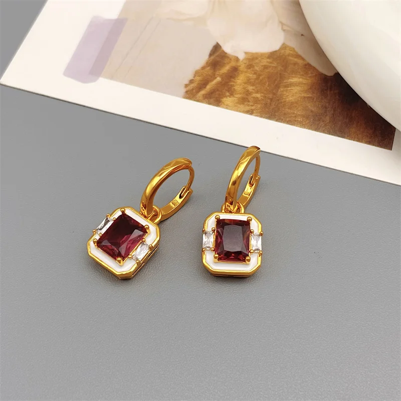 Französisch Retro geometrische eingelegte rote Zirkon Tropfen Glasur Schnalle Ohrringe für Frauen Senior exquisite Mode Luxus Ohrringe Schmuck