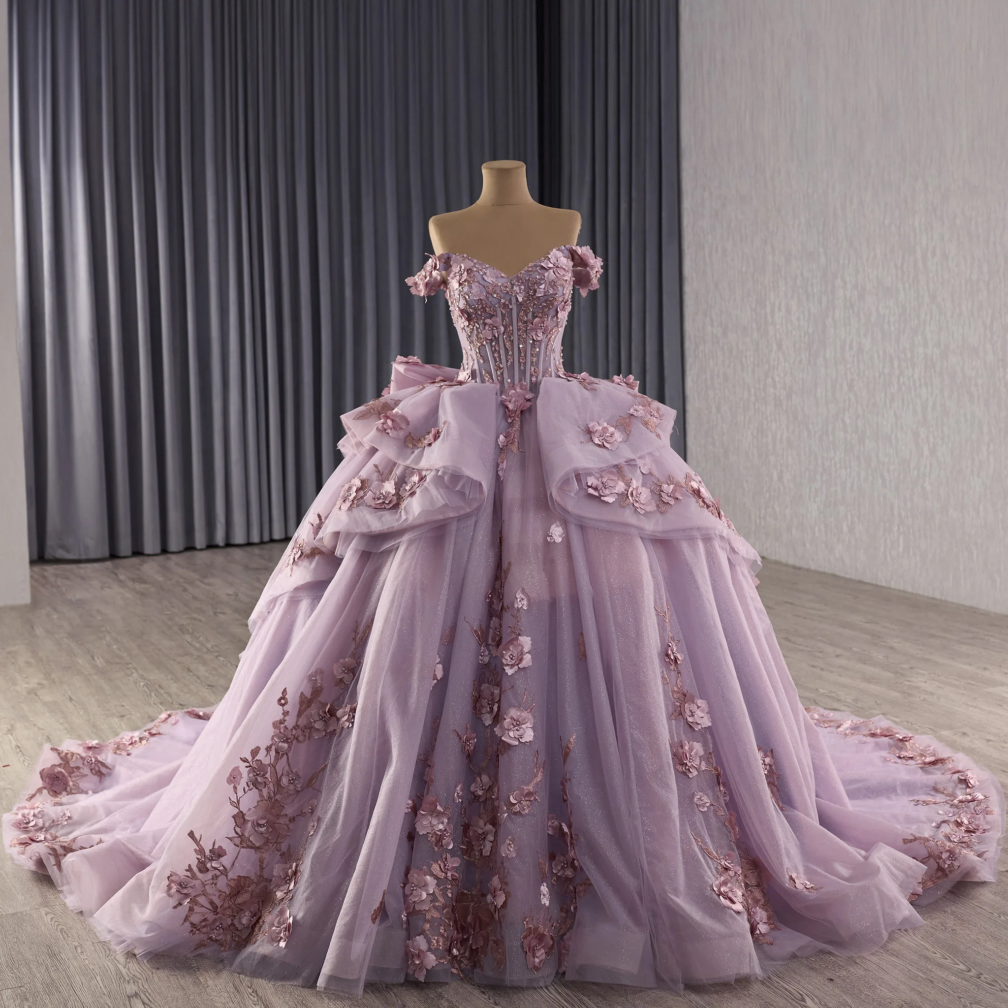 فستان Rosymae أنيق مكشوف الكتفين ماكسي أحمر الخدود Quinceanera مع تنورة مكشكشة بفيونكة خلفية وخصر الباسك وخط عنق على شكل قلب