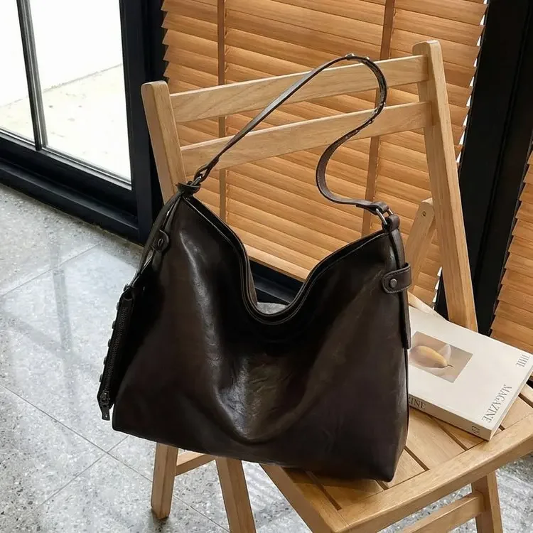 

2026 New Large-capacity Retro Rivet Tote Bag Trendy High-end Commuter Casual Shoulder Bag Simple Foreign Messenger Bag