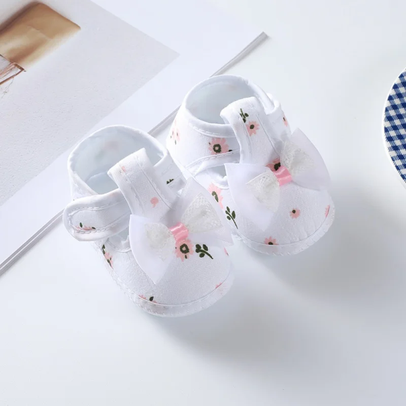 Zapatillas con decoración de flores para niña, suela suave y cómoda para recién nacidos y bebés (0-8 meses)