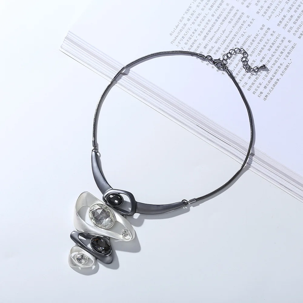 2026 Fashion Crystal Drop Necklace Vintage Geometry Suspension Pendant Trend Costume Jewelry for Women Unusual Accessories Thing