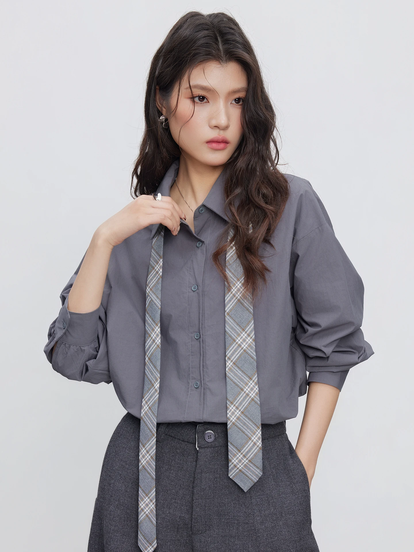 

Женская рубашка KEARA с длинным рукавом, серый цвет, простой дизайн, приталенный крой, для повседневной носки, хлопок, модная, весна 2026