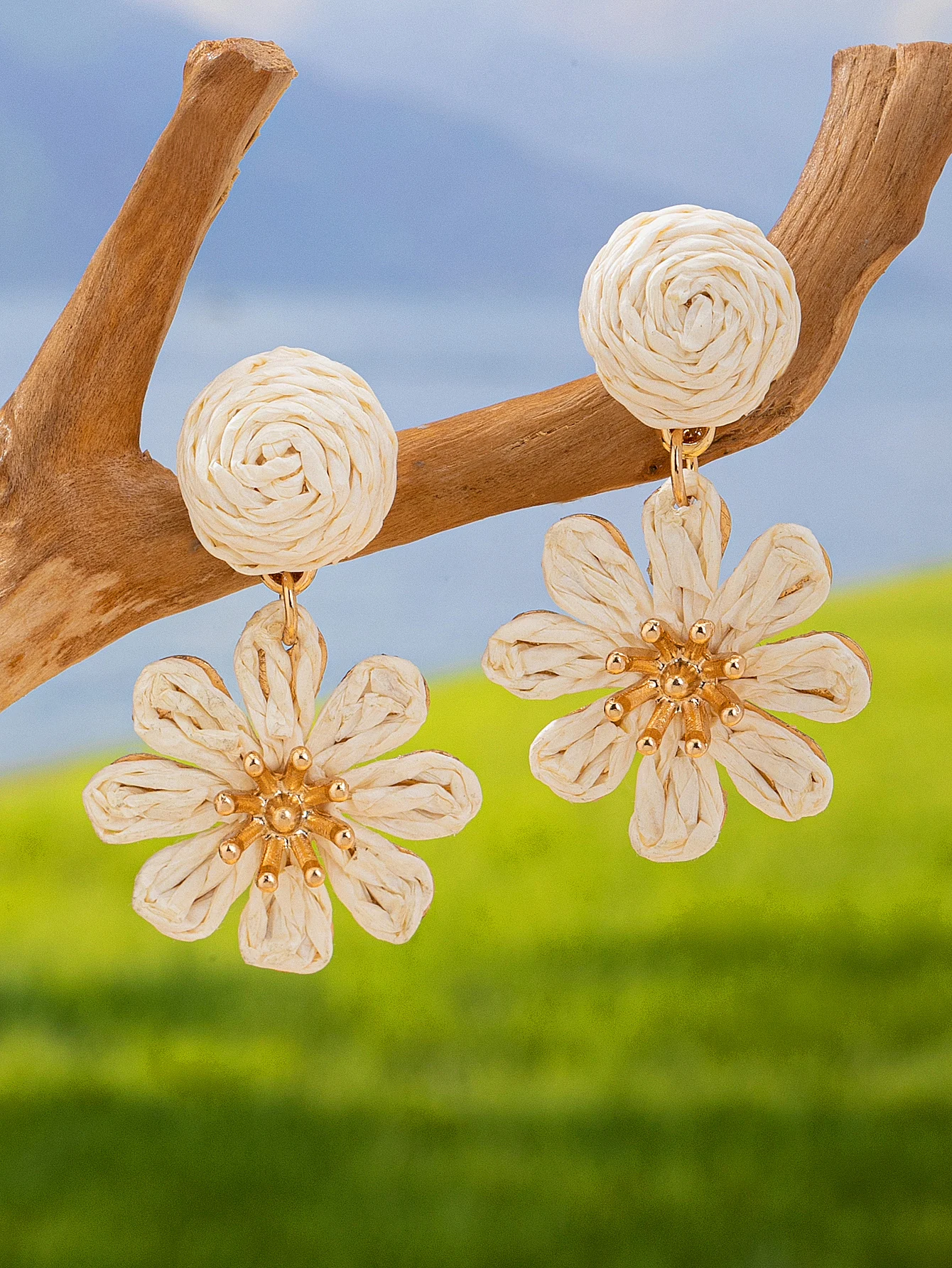 Bohemian Handmade White Raffia Double-Layer Daisy Drop Earrings for Women, Gold Flower Center Floral Earrings, Summer Beach Vacation Vibe Exaggerated Jewelry