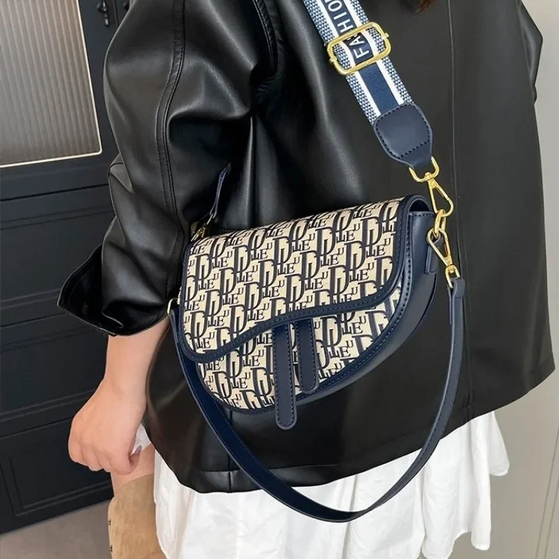 

A New and Niche Women's Mini Bag with Embroidery and Old Floral Patterns, A Single-shoulder Crossbody Bag