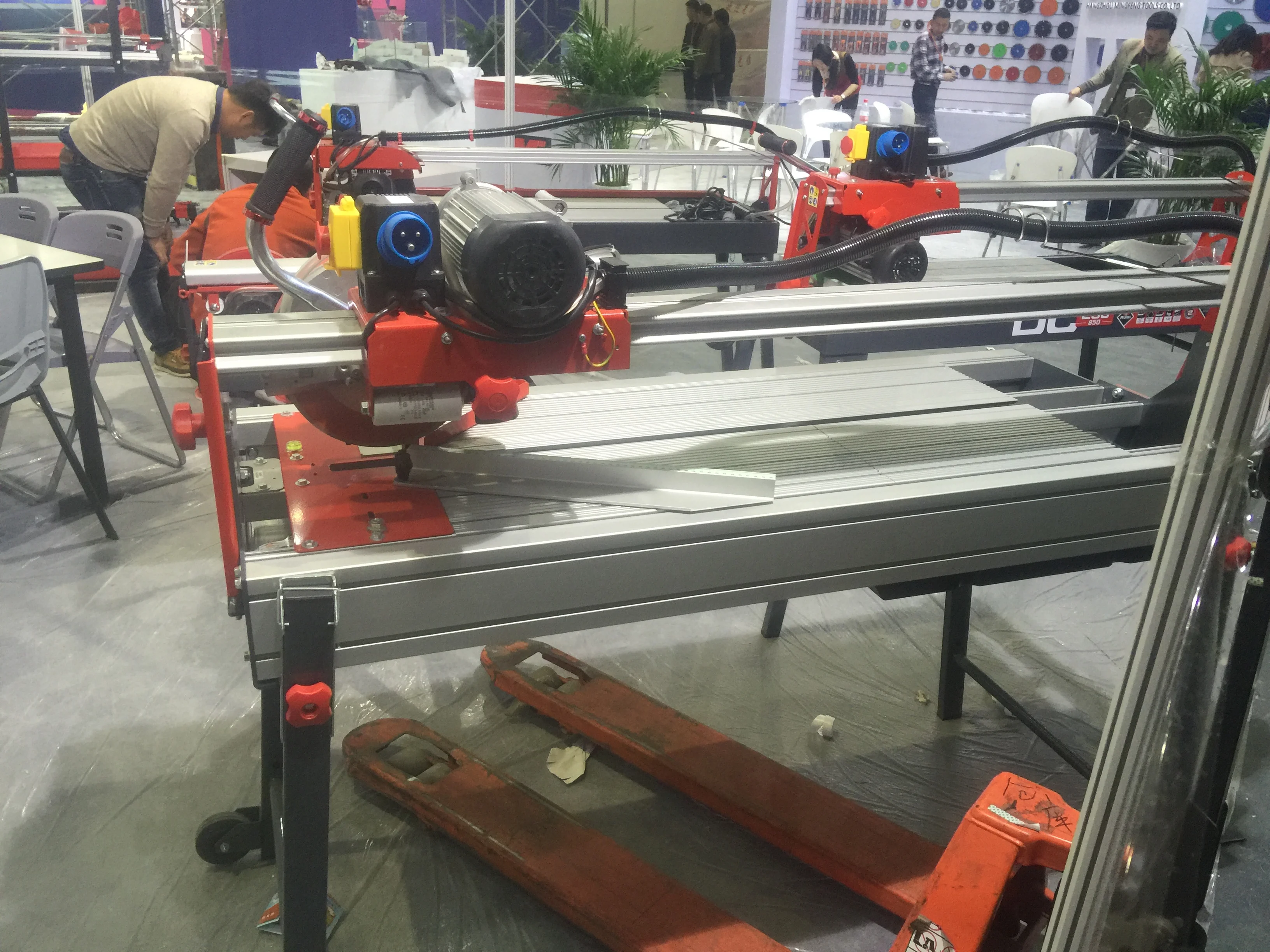Hot-selling price Tile stone cutting machine Water-cooled dust-free circulation cutting machine