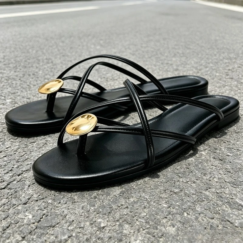 Luxury Metal Decorate Flat Sandals Women Unique Multi-straps Clip Toe Slippers for Ladies Summer Holiday Beach Sandals Sapatilha