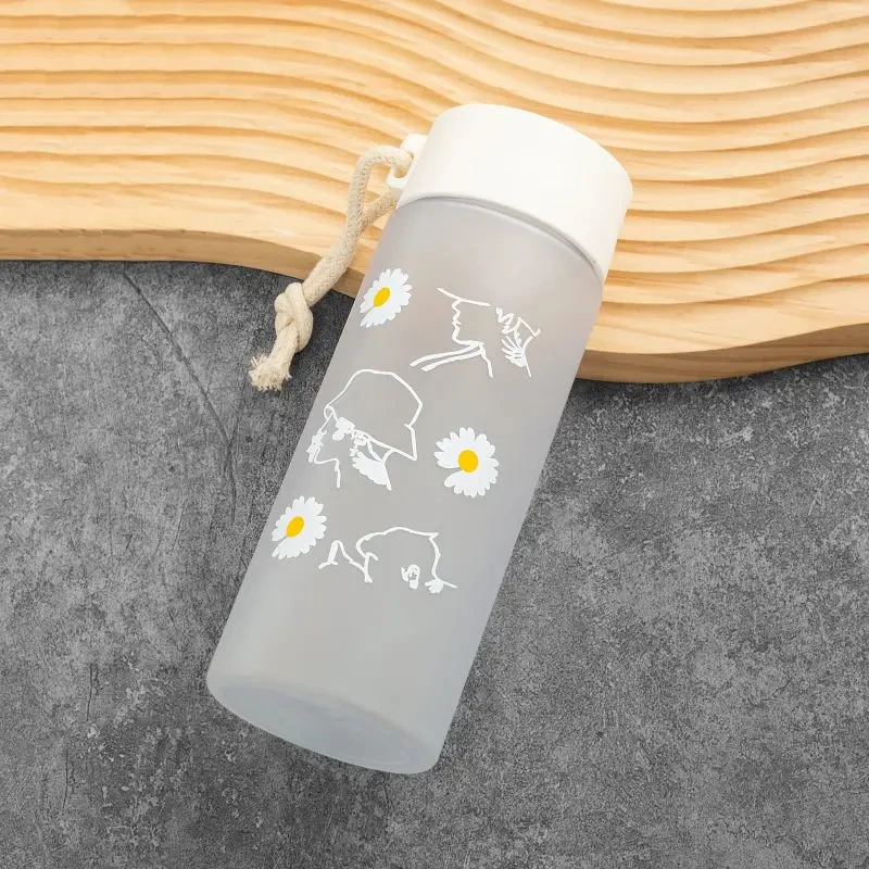 1pc 550ml/18.6oz Small Daisy Transparent Plastic Water Bottle Creative Frosted Water Bottle With Portable Rope Travel Teacup image 4