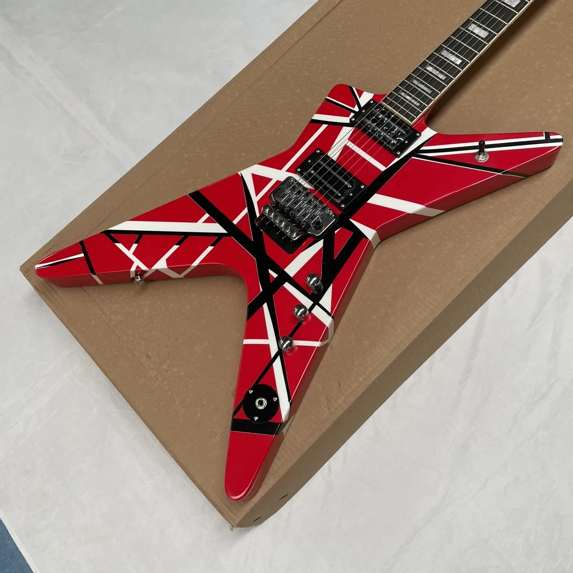 

6-string striped electric guitar with vibrato system and rosewood fingerboard guitars, professional rock electric guitarra