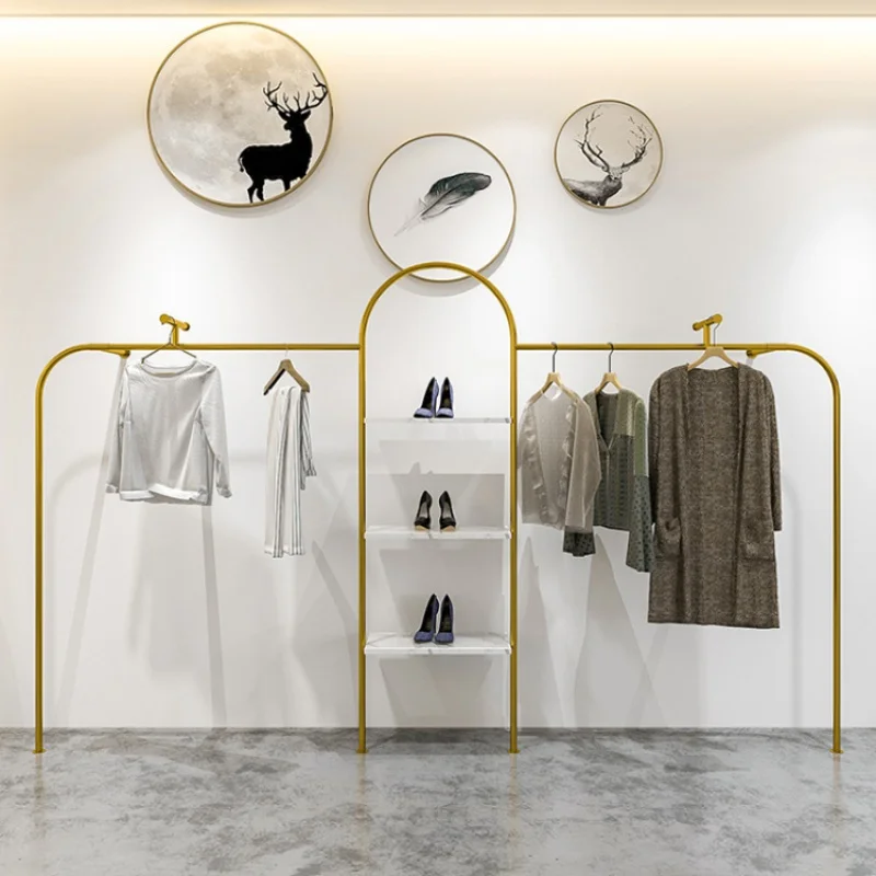 Benutzer definierte, an der Wand montierte goldene Metall Kleider ständer für Bekleidungs geschäft Showroom Display Stand Möbel