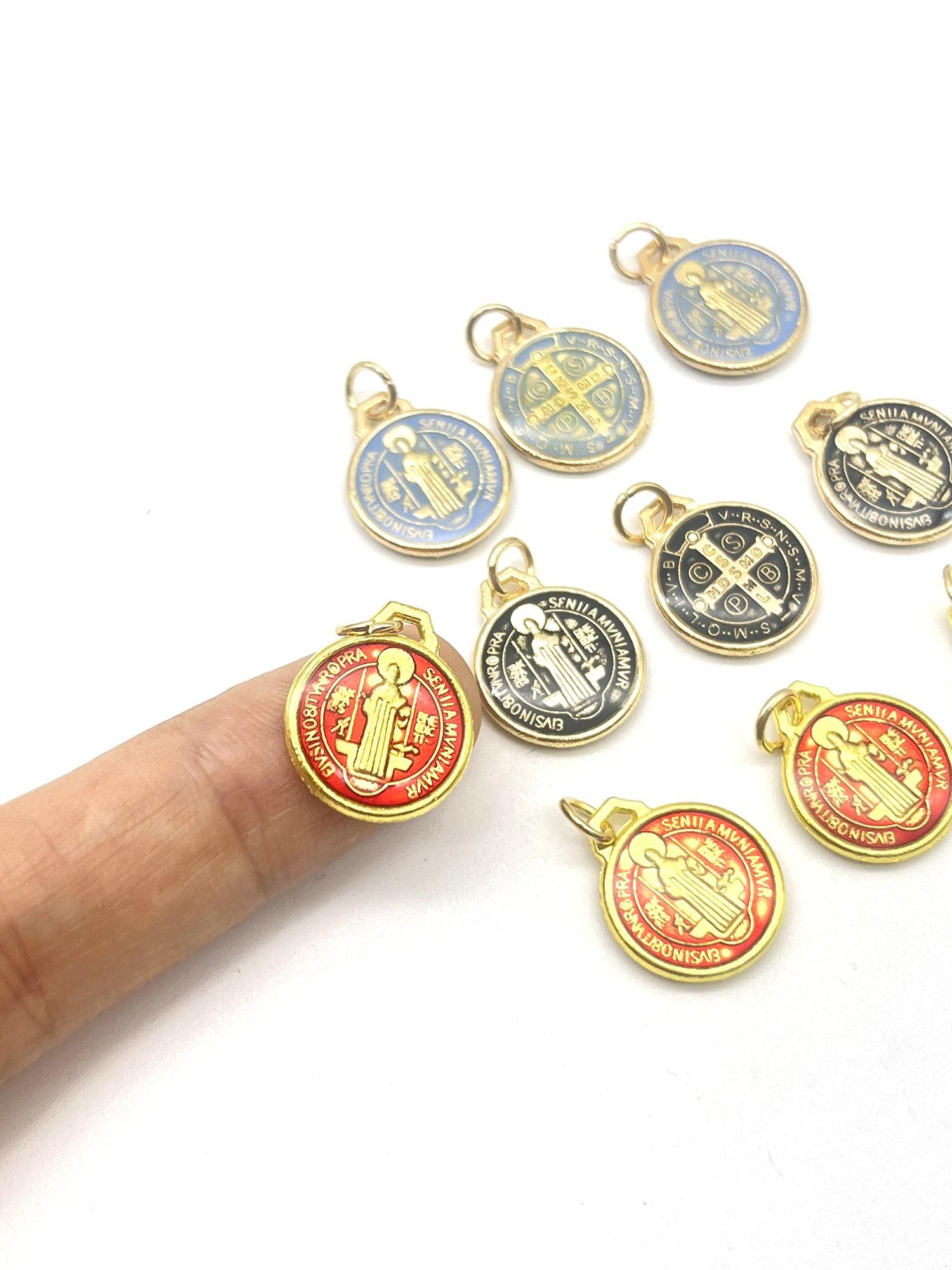 

Set of 50pcs multicolored Catholic Medals San Benito Favors Gifts Religious St. Benedict Charms Christmas New Year gift