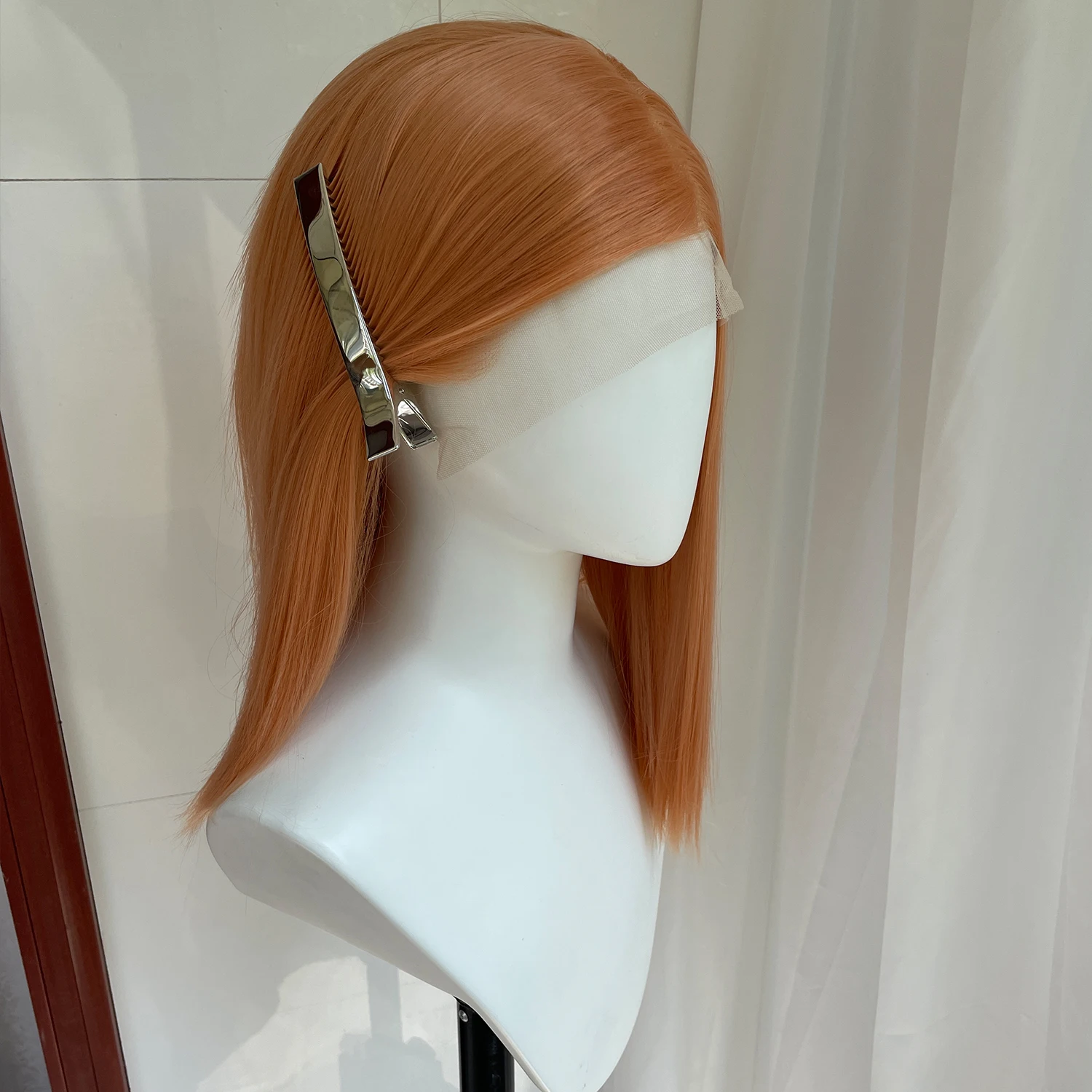 Hellorange schulterlange 13x4 synthetische Lace-Front-Perücken für Damen, mittlerer Teil, kurze gerade Perücken, leimlose Perücken, 150 % Dichte – Detail 1