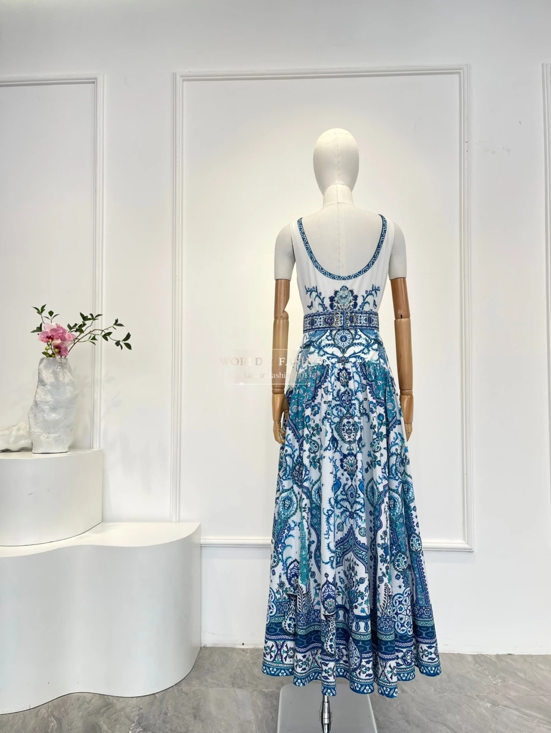 فستان متوسط الطول بدون أكمام بطباعة بورسلين أزرق وأبيض